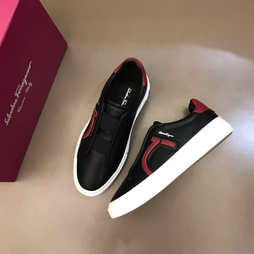 p400【Salvatore Ferraga**】New men's low-top casual shoes! Top-quality cow products, original lasts, made of imported cowhide, first-class texture, first-layer sheepskin lining! Original outsole! The details are exquisite and the style is versatile and upscale! Decorated with a three-dimensional Gancini logo, the back of the tongue and lace-up piping add a pop of color. The high-tech sole features a holographic pattern and Gancini details, making it ideal for a practical yet stylish everyday look. Code number 38-44 (45 can be customized)